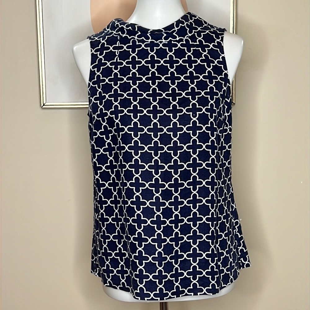 Boden clover print sleeveless blouse with back button, retro style collar